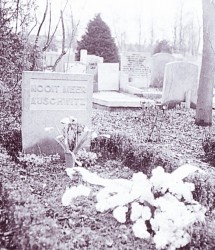 Het eerste monument,  1952. Foto: NAC