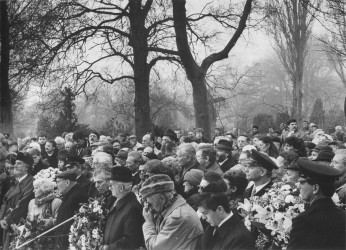 Auschwitz Herdenking op de Nieuwe Oosterbegraafplaats,  begin jaren zestig. Comit&eacute;voorzitter Jos Slagter spreekt de verzamelde Comit&eacute;leden toe. Foto: Jacques Furth