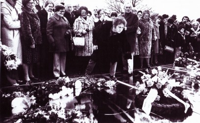 Jan Wolkers bij de onthulling van het Spiegelmonument,  tijdens de herdenking van 1977. Foto: ANEFO / Spaarnestad Photo
